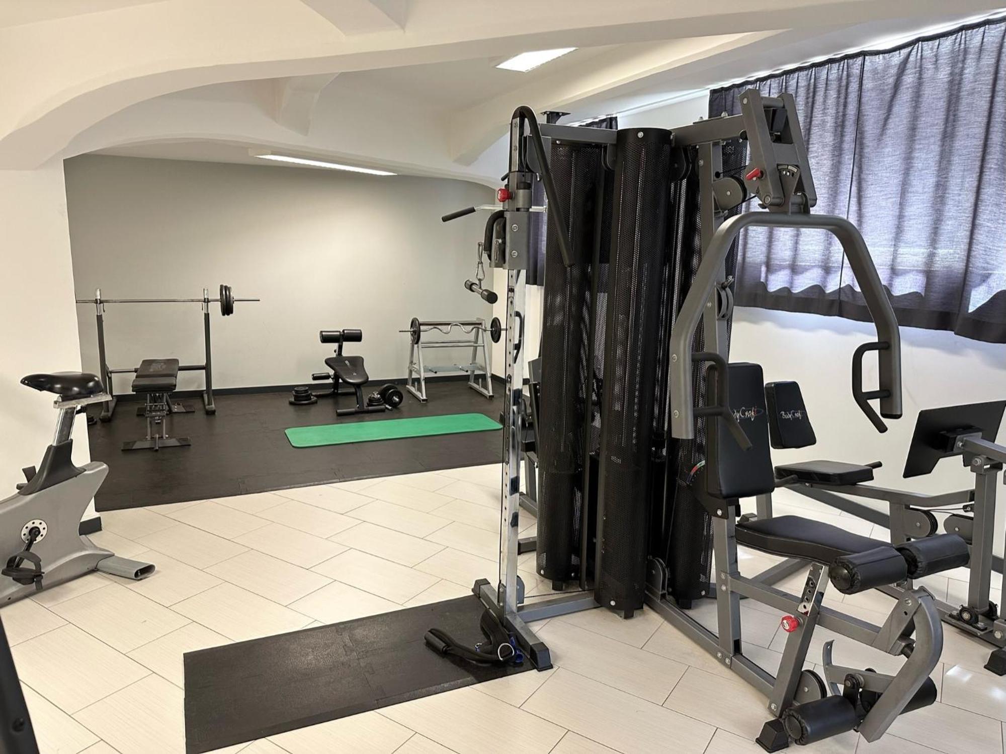 Meos 3 -Zentrum-Hofblick-Gym-Netflix لبسيا المظهر الخارجي الصورة
