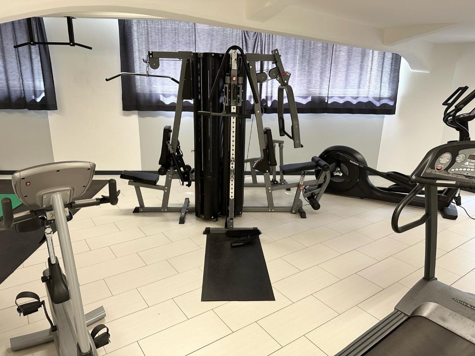 Meos 3 -Zentrum-Hofblick-Gym-Netflix لبسيا المظهر الخارجي الصورة
